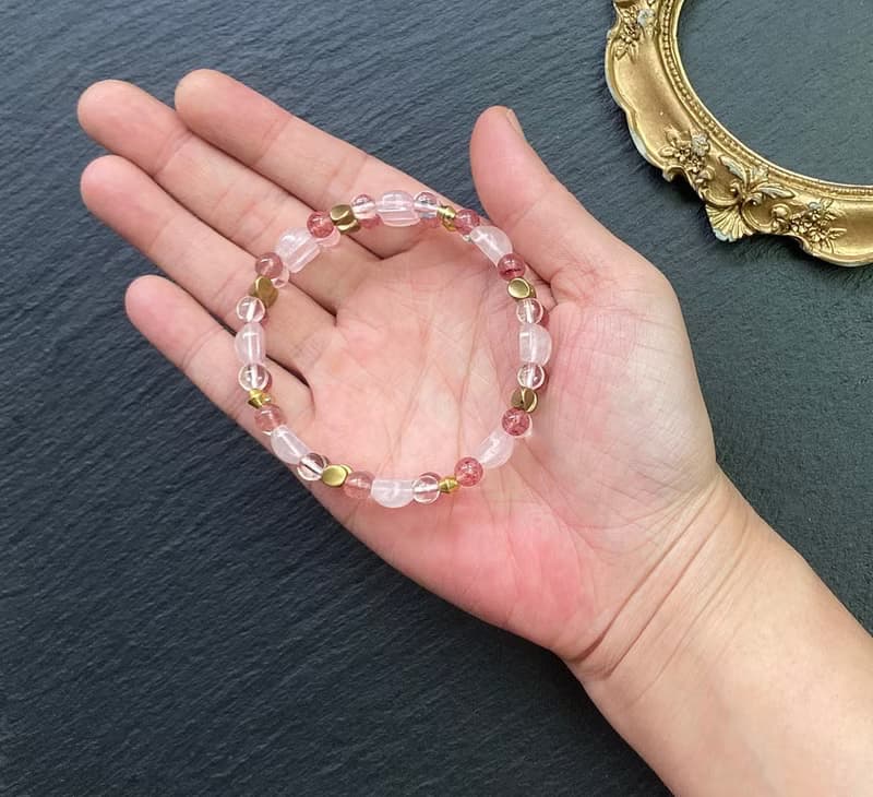 旺桃花愛情 旺人緣 貴人運- 粉晶x草莓晶x白水晶黃銅手排  手鍊