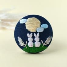 お月見うさぎの刺繍ブローチ　中秋節