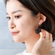揺らめくワイヤーメッシュ イヤリング【勾玉】【黒】【金具の変更無料】【有機的な勾玉のような膨らみと、無機的な編み目のギャップが面白い】