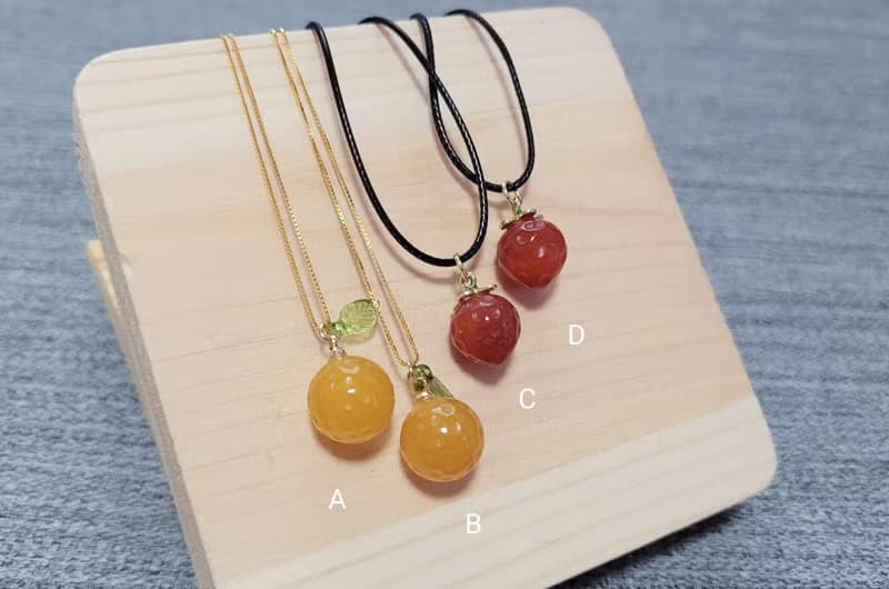 【親翠】天然南紅 香甜橙 | 香甜草莓皮繩鎖骨鏈 甜美可口