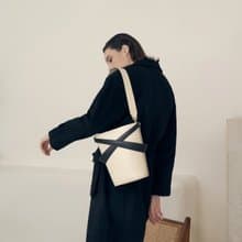 Cage Bucket Bag 素皮革 水桶包 側背包 黑色x米白色