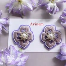 刺繍アクセサリー　イヤリングorピアスbon bon ( baby purple × lavender purple )