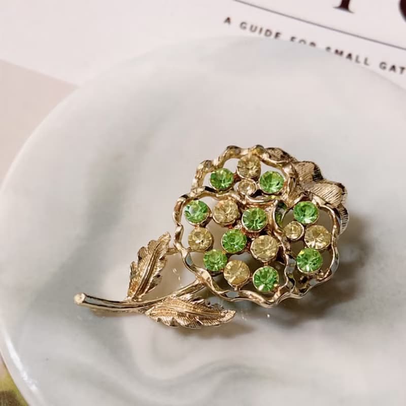 【西洋古董飾品】極閃黃綠系花卉 花束 捧花 漸層萊茵石 胸章胸針