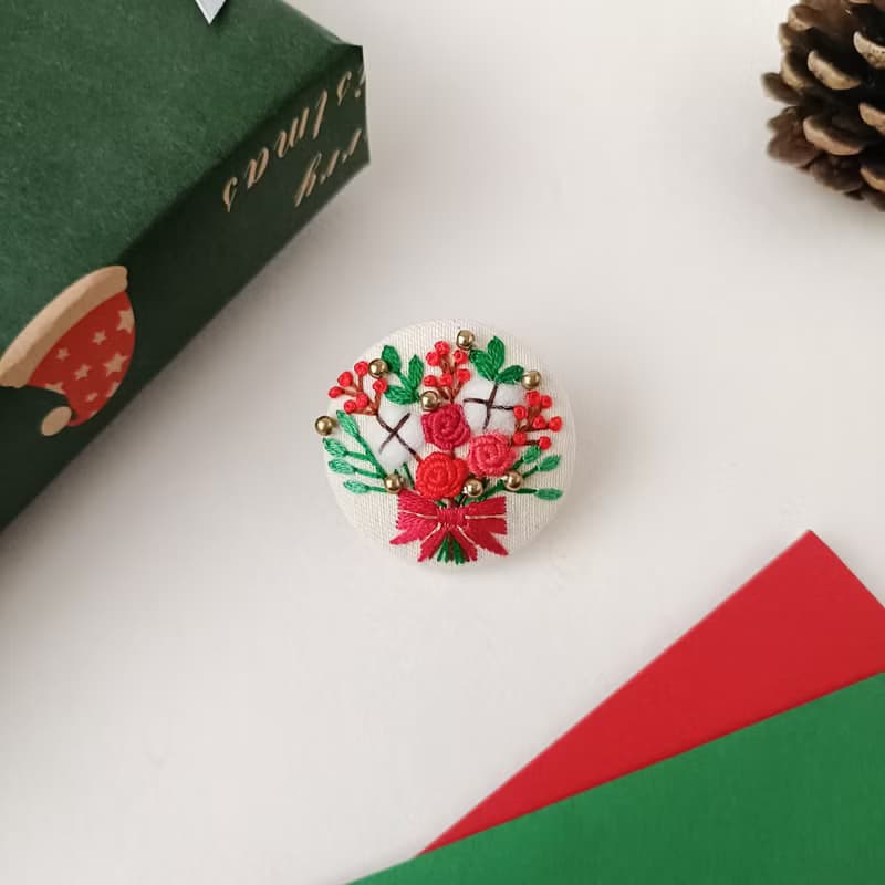 クリスマスの花束刺繍ブローチ