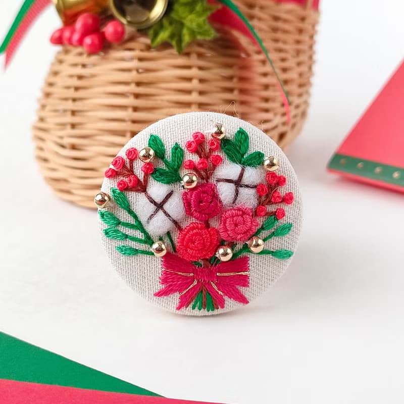 クリスマスの花束刺繍ブローチ
