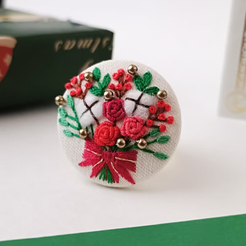 クリスマスの花束刺繍ブローチ