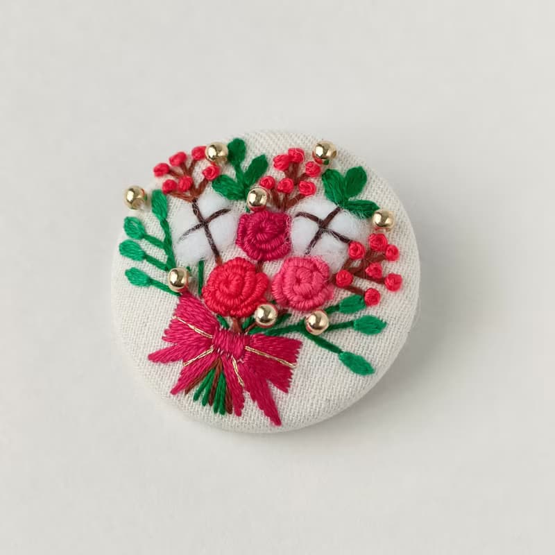 クリスマスの花束刺繍ブローチ