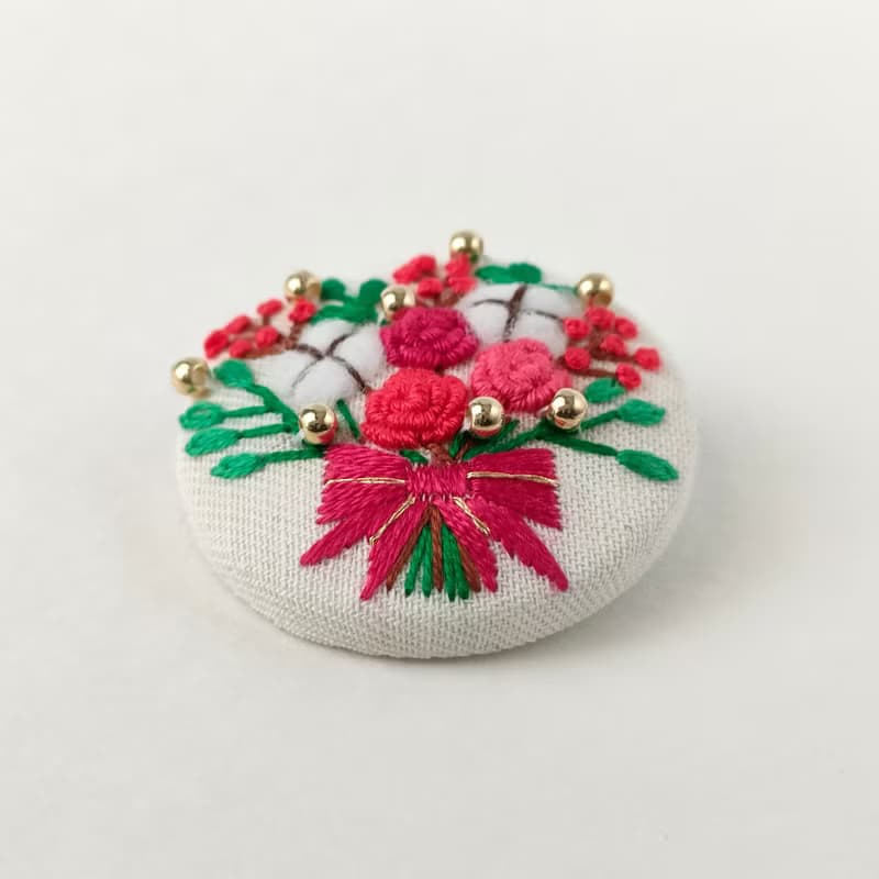 クリスマスの花束刺繍ブローチ