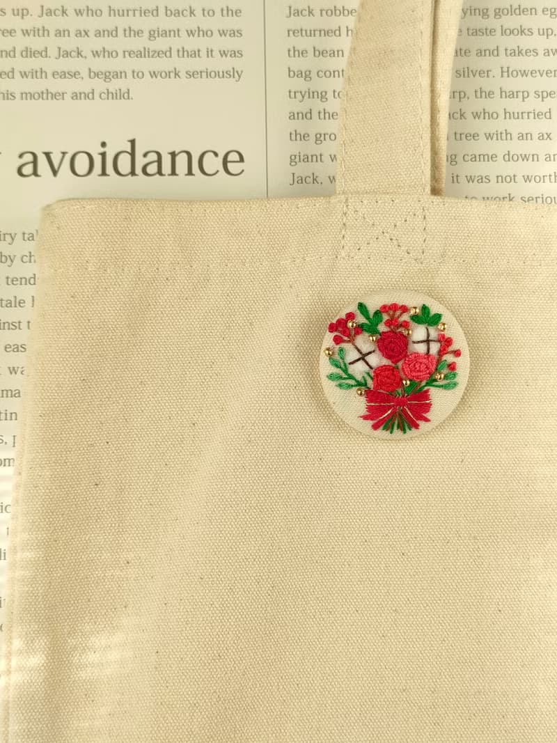 クリスマスの花束刺繍ブローチ