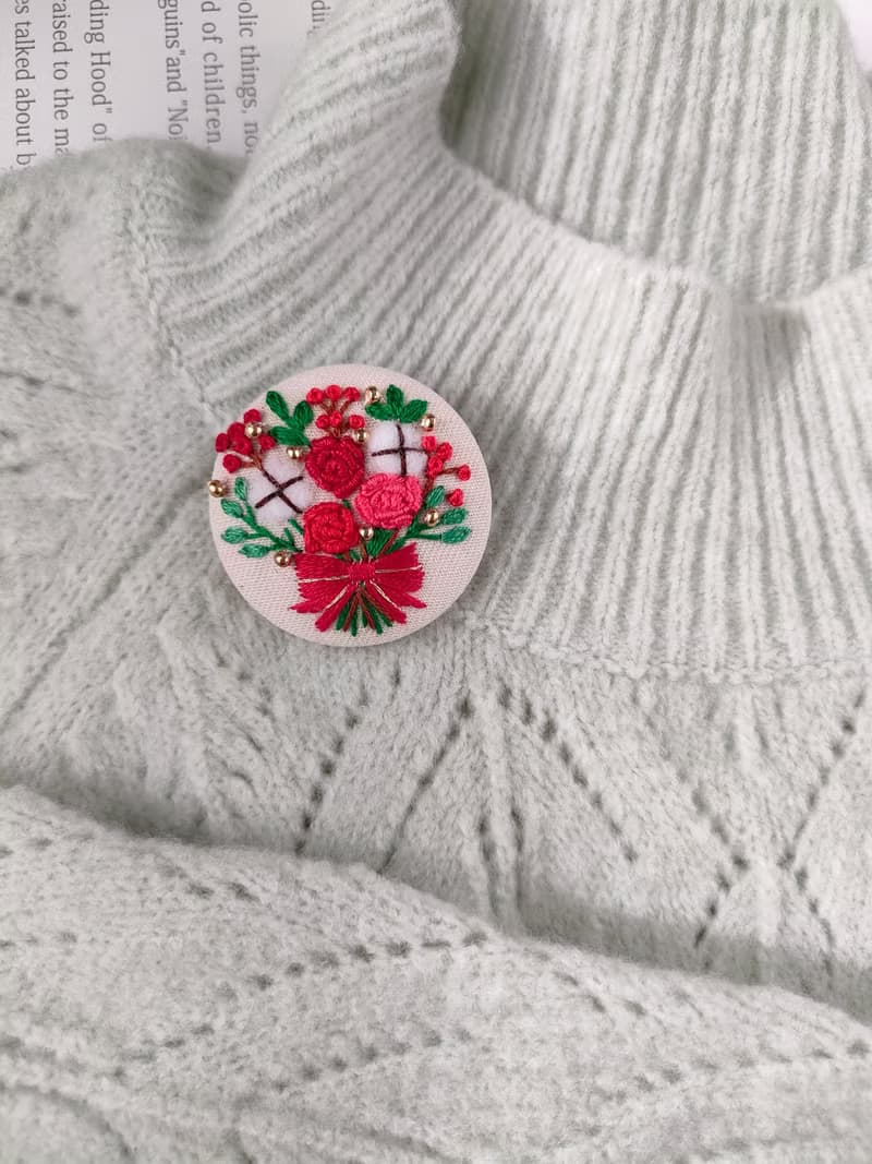 クリスマスの花束刺繍ブローチ