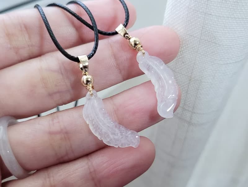 【親翠】天然翡翠 高冰起光純透羽毛皮繩鎖骨鏈 | 潔白恬淨清新