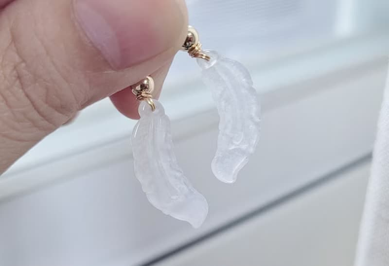【親翠】天然翡翠 高冰起光純透羽毛皮繩鎖骨鏈 | 潔白恬淨清新