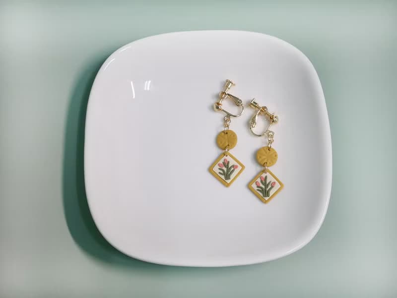 療癒收藏室 | 低調的草本集 小巧花草系牛油果綠淡黃手工軟陶耳環