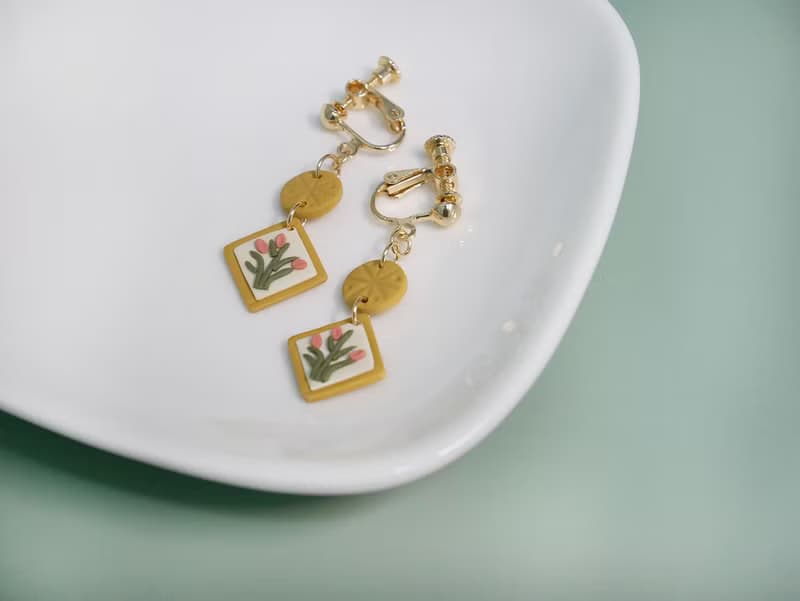 療癒收藏室 | 低調的草本集 小巧花草系牛油果綠淡黃手工軟陶耳環