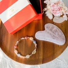 2025 限定禮盒。庫肯霍夫設計手鍊+小臉粉晶刮痧板+禮盒包裝