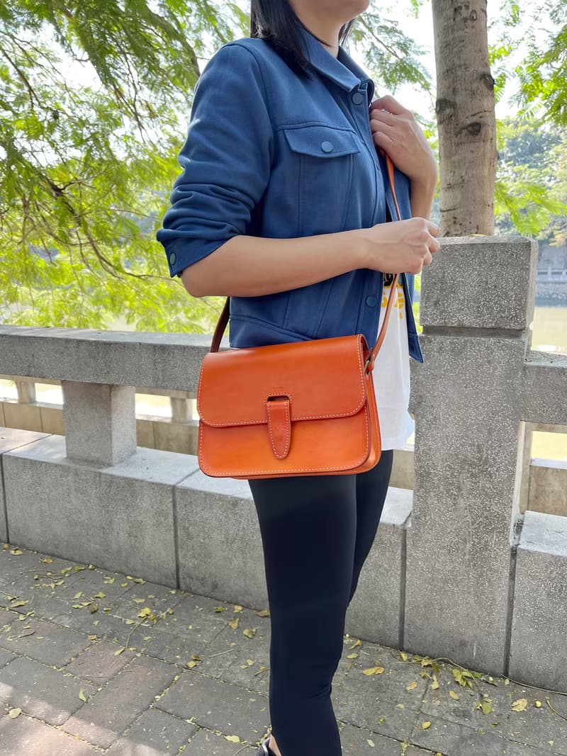 手作經典馬鞍包 原創復古郵差包 植鞣牛皮小方包 女士斜挎包 免費