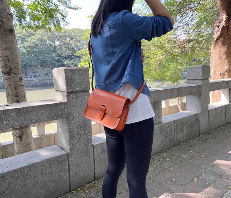 手作經典馬鞍包 原創復古郵差包 植鞣牛皮小方包 女士斜挎包 免費