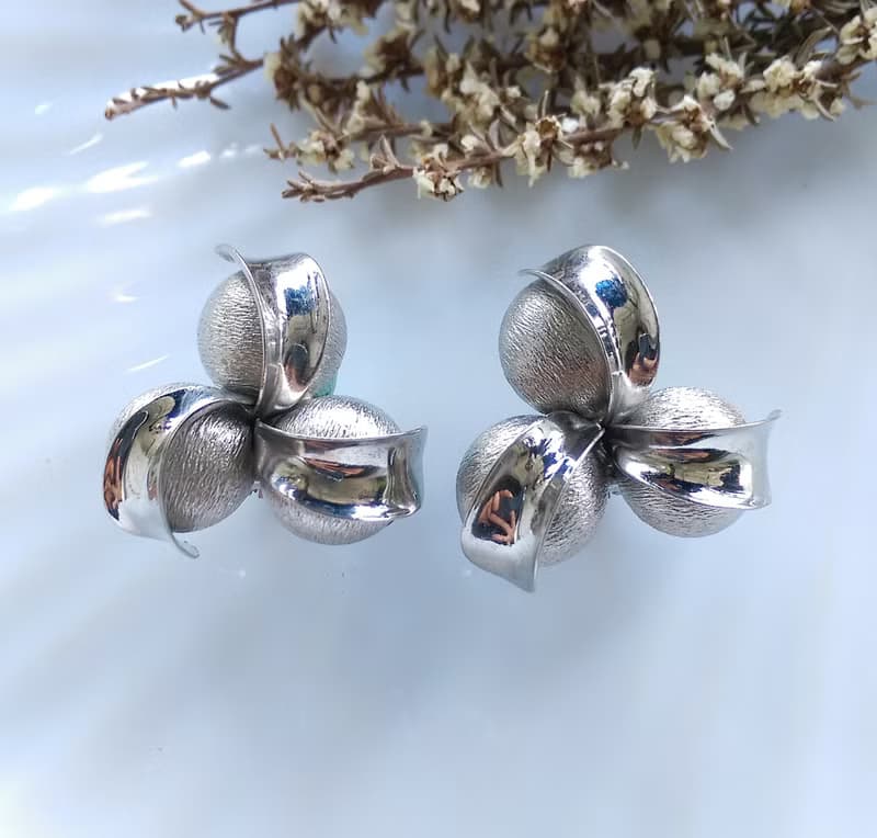 Vintage Jewelry 西洋古董飾品  立體三瓣花朵 銀色調 夾式耳環