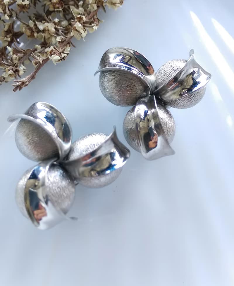 Vintage Jewelry 西洋古董飾品  立體三瓣花朵 銀色調 夾式耳環