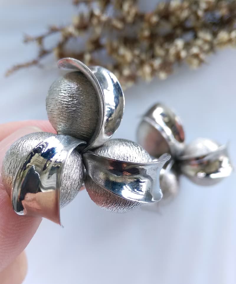 Vintage Jewelry 西洋古董飾品  立體三瓣花朵 銀色調 夾式耳環
