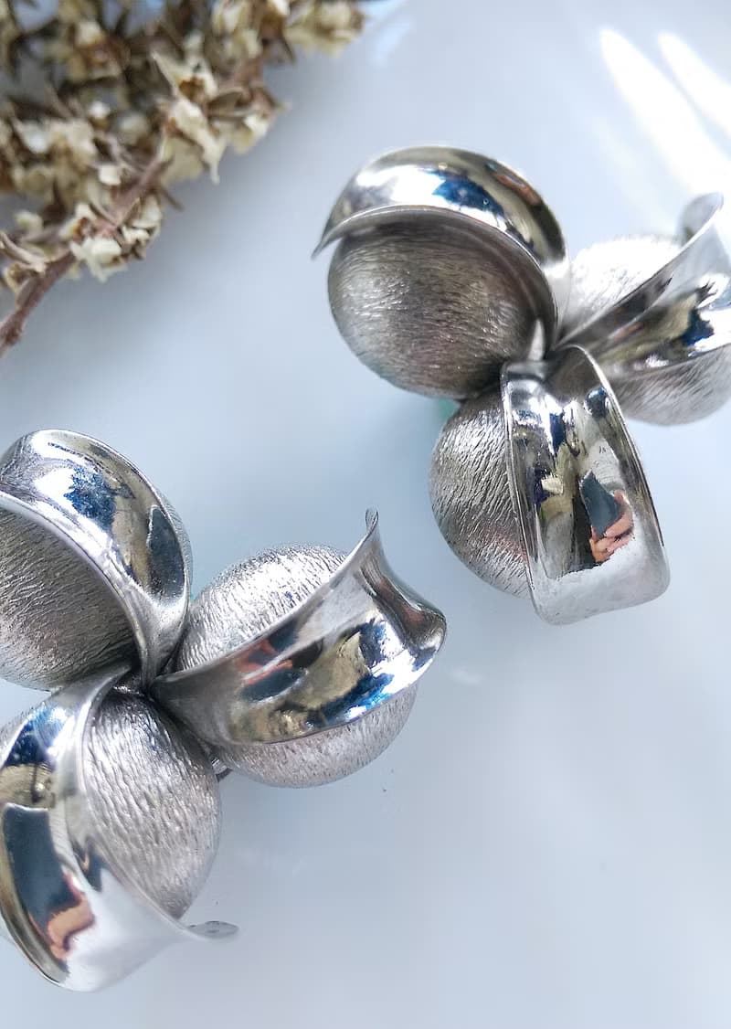 Vintage Jewelry 西洋古董飾品  立體三瓣花朵 銀色調 夾式耳環