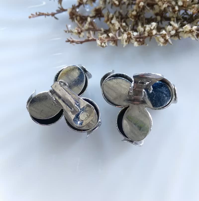 Vintage Jewelry 西洋古董飾品  立體三瓣花朵 銀色調 夾式耳環
