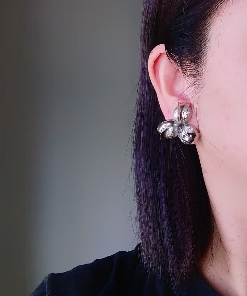 Vintage Jewelry 西洋古董飾品  立體三瓣花朵 銀色調 夾式耳環