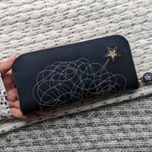 Pinkoi 代購 -  「刺繡皮革錢包」「Shooting Star」牛皮 BLACK（牛皮）細長圓形拉鍊型