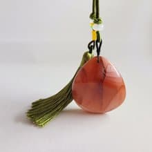 【親翠】天然南紅原石療癒藝術  汽車掛繩 / 鑰匙圈