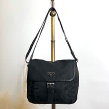 【 日本直送　名牌中古包 】PRADA プラダ ショルダーバッグ ブラック トライアングルロゴ ナイロン フロントバックル vintage 5spz5k