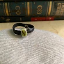 戒指 日本白瓷 自然釉色 無限看不膩色調 真皮革 字母系列