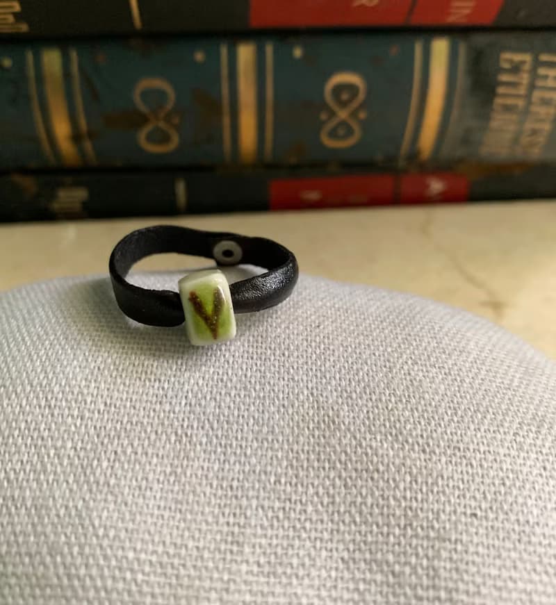 戒指 日本白瓷 自然釉色 無限看不膩色調 真皮革 字母系列