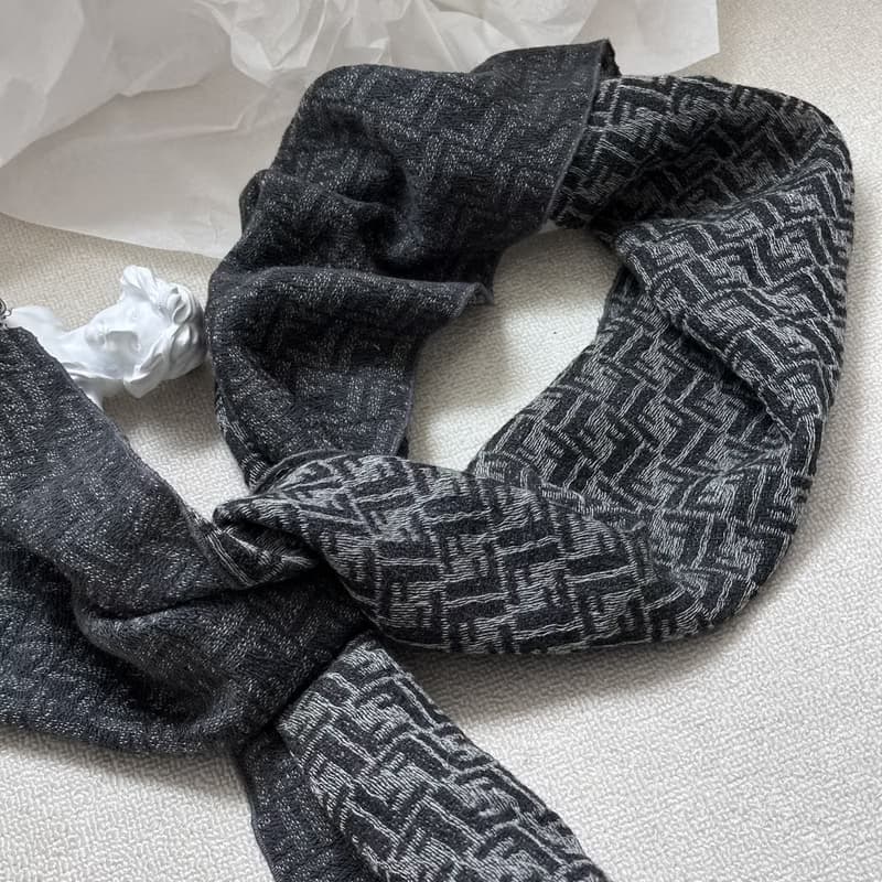 FENDI 芬迪 羊羔毛 深灰色 圍巾 / 披肩