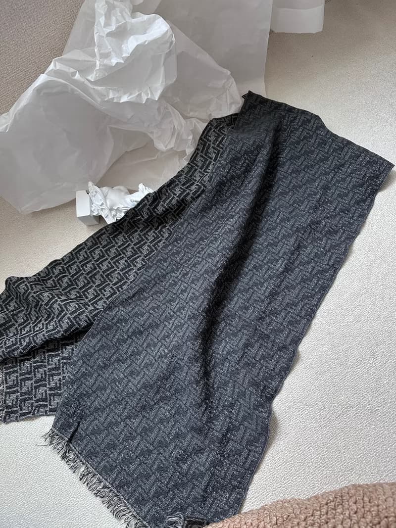 FENDI 芬迪 羊羔毛 深灰色 圍巾 / 披肩