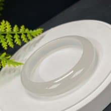 精品 白色瑪瑙手鐲 60MM 冰潤起剛乾淨龍鱗紋玉髓手環 精神平和