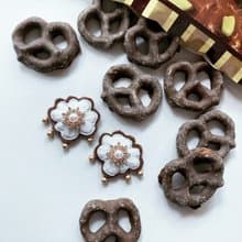 刺繍アクセサリー　ピアスorイヤリング　- Frill - chocolate brown