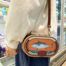 梵集2022新款拒絕躺平罐頭魚印花小圓包休閒胡桃木質手作女包