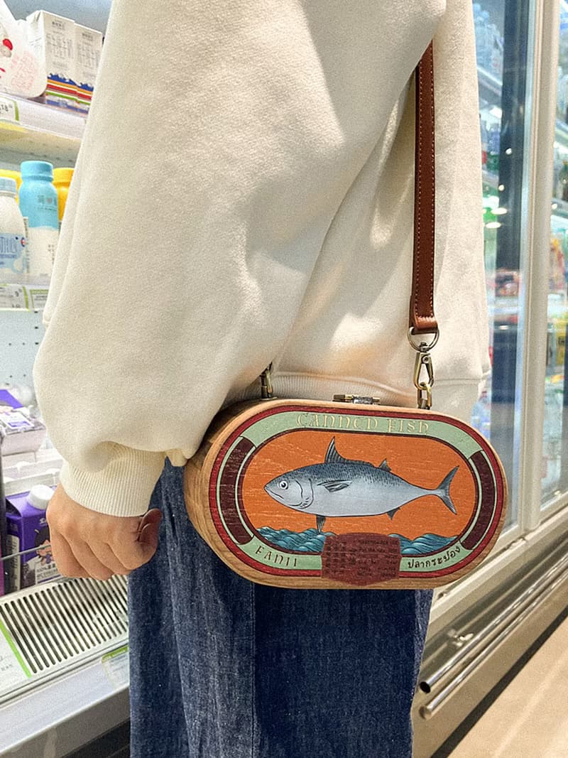 梵集2022新款拒絕躺平罐頭魚印花小圓包休閒胡桃木質手作女包