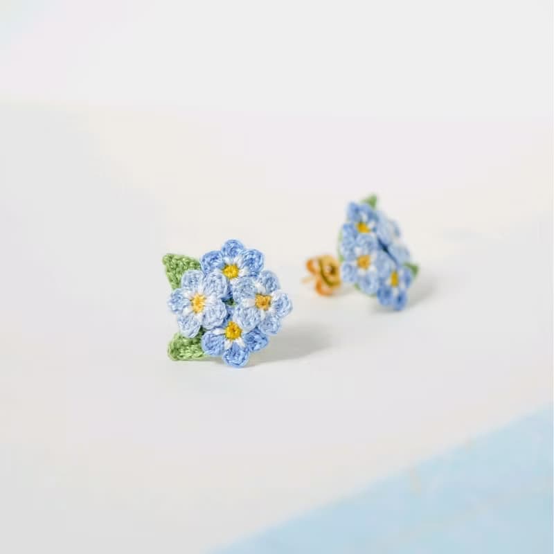 小勿忘我耳環・耳夾 　(花/春/夏/青色/禮物/手工編織/四季折々)