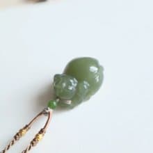 天然和田玉發財豬吊墜冰底湖水綠精工雕刻招財豬諸事皆順生肖豬