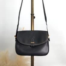 【 日本直送　名牌中古包 】LOEWE ロエベ ショルダーバッグ ネイビー アナグラム型押し レザー vintage ヴィンテージ オールド ixv48v