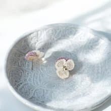 手鉤花耳飾。菫