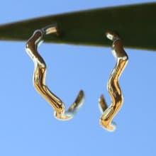 Jasmine 波浪圈式耳環 – 厚鍍金銀製