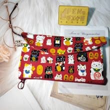 日本薄棉布款紅底招財貓拉鍊布紅包袋-下方拉鍊紅包袋-手作布紅包