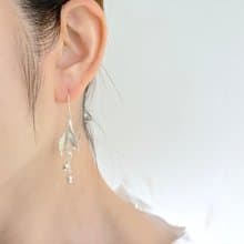 揺れるリーフとすずらんのピアス