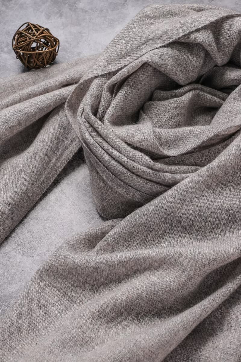 頂級高山Cashmere 圍巾 原色無染淺灰 親膚透氣 高山雪地