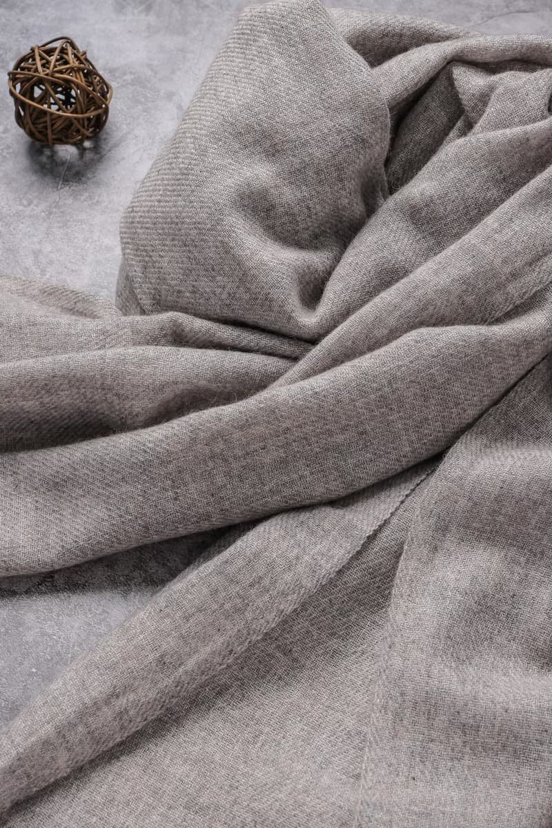 頂級高山Cashmere 圍巾 原色無染淺灰 親膚透氣 高山雪地