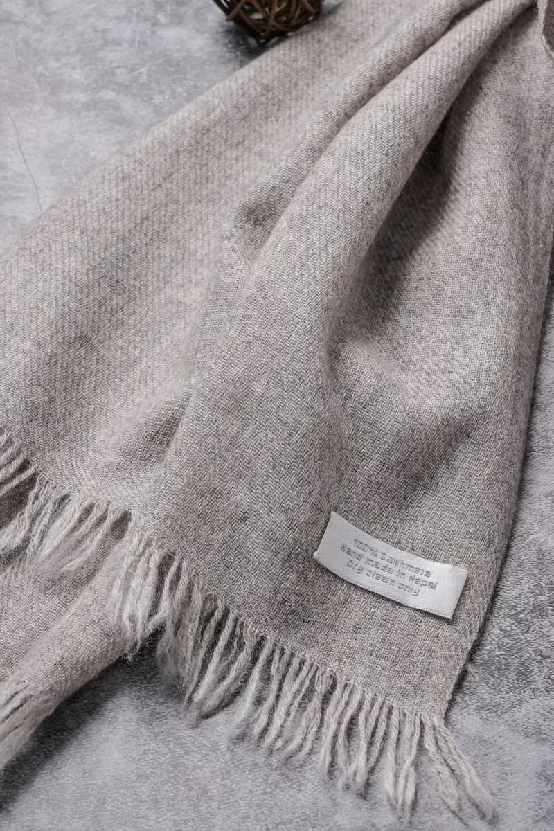頂級高山Cashmere 圍巾 原色無染淺灰 親膚透氣 高山雪地