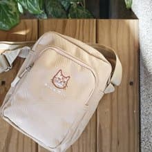 蔦咪啊 刺繡圖案中型防潑水尼龍包 斜背包 (卡其) / 臭臉橘貓