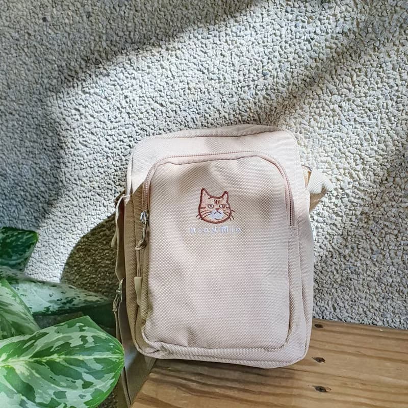 蔦咪啊 刺繡圖案中型防潑水尼龍包 斜背包 (卡其) / 臭臉橘貓